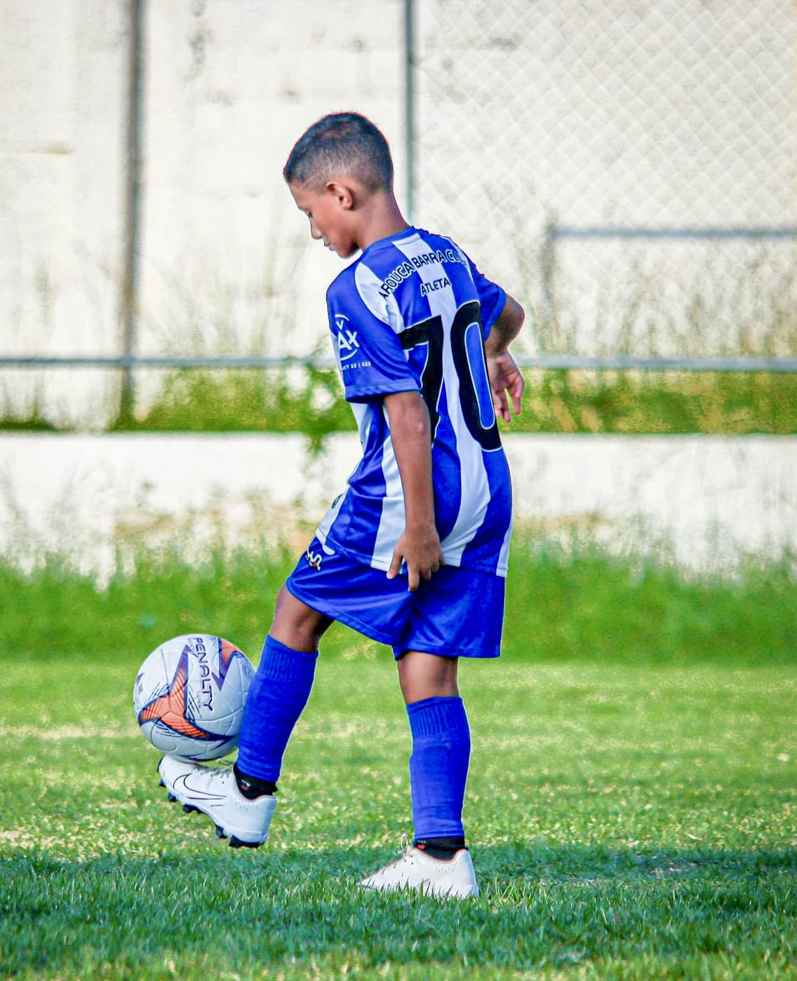 Lucas Maestrinho Arouca #70 de costas no campo