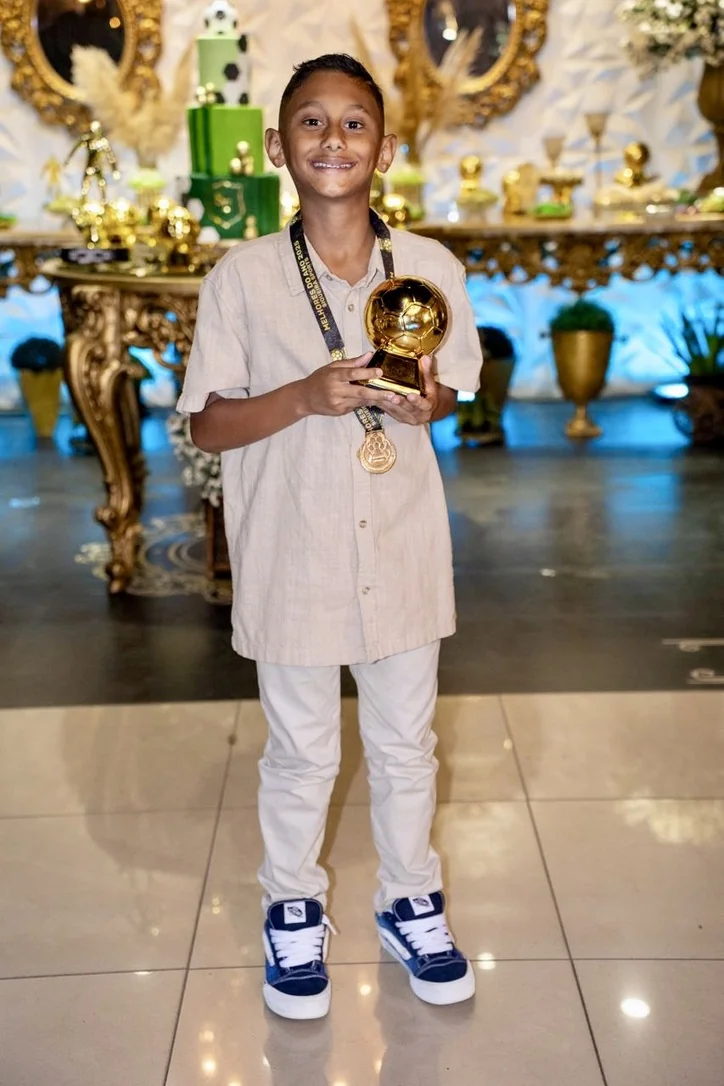 Lucas Maestrinho com a Bola de Ouro 2025 — Melhor meia-esquerda