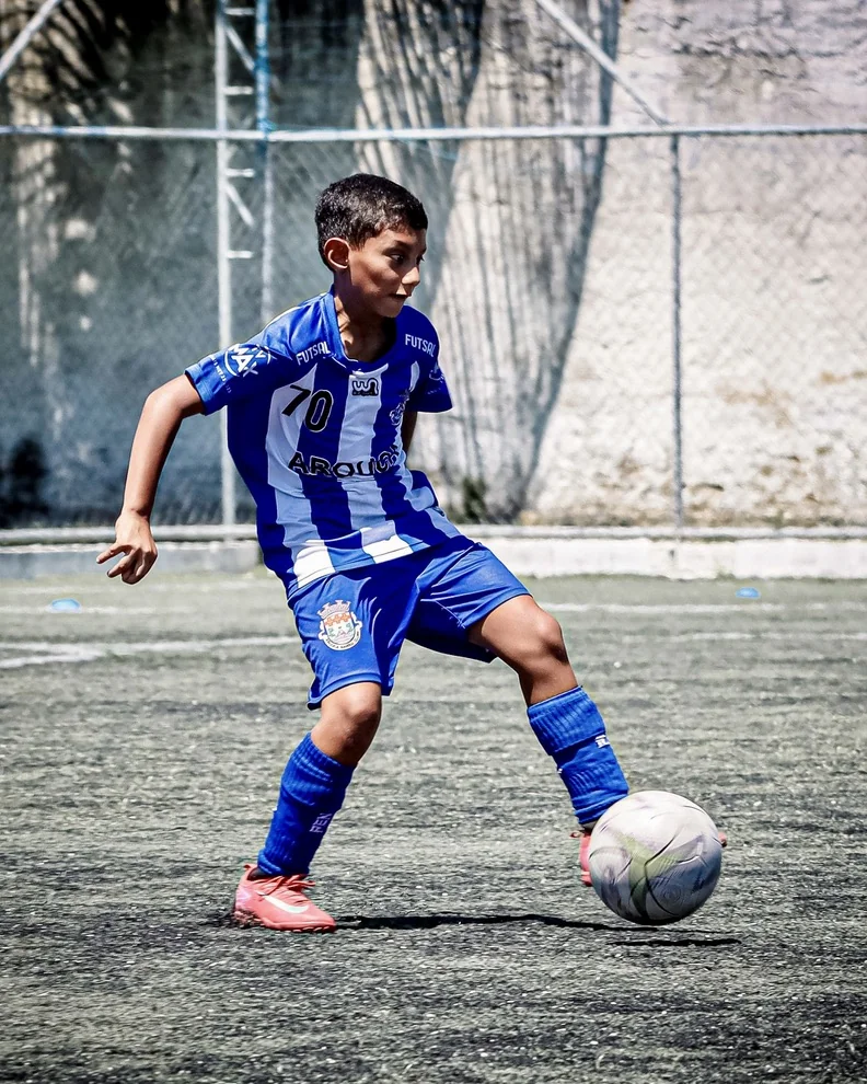 Lucas Maestrinho Arouca #70 dominando a bola no campo