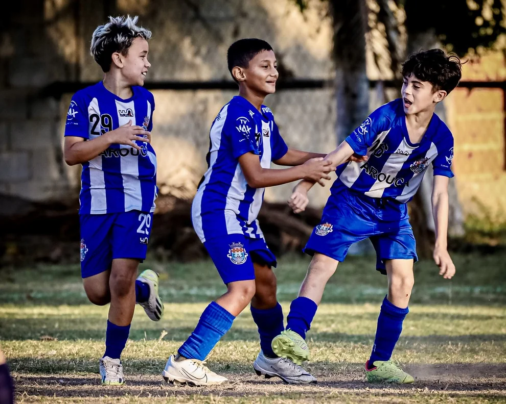 Lucas Maestrinho celebrando com colegas Arouca