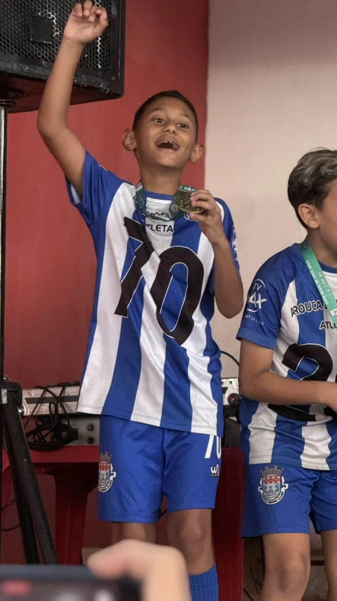 Lucas Maestrinho comemorando vitória no palco